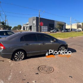 Fotos de Carro capota após colisão com outro veículo em Maringá; o acidente foi registrado por uma câmera de segurança