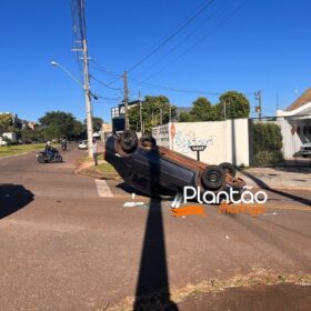 Fotos de Carro capota após colisão com outro veículo em Maringá; o acidente foi registrado por uma câmera de segurança
