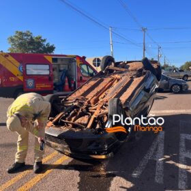 Fotos de Carro capota após colisão com outro veículo em Maringá; o acidente foi registrado por uma câmera de segurança