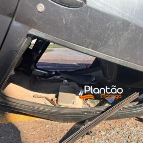 Fotos de Carro capota após colisão com outro veículo em Maringá; o acidente foi registrado por uma câmera de segurança