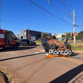 Fotos de Carro capota após colisão com outro veículo em Maringá; o acidente foi registrado por uma câmera de segurança