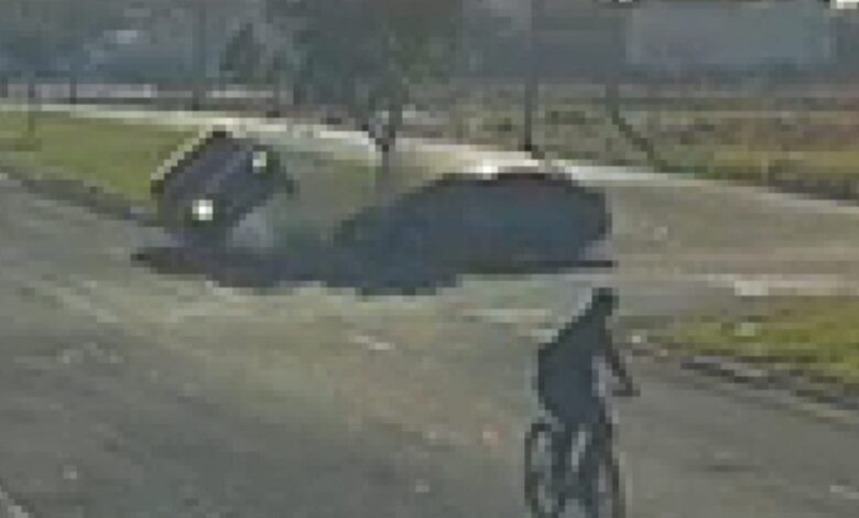 Fotos de Carro capota após colisão com outro veículo em Maringá; o acidente foi registrado por uma câmera de segurança