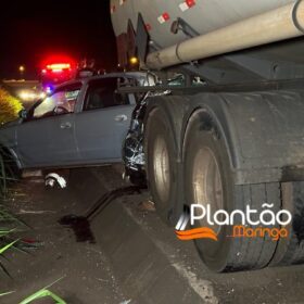 Fotos de Carro desgovernado prensa caminhoneiro contra carreta em Maringá, a vítima morreu na hora