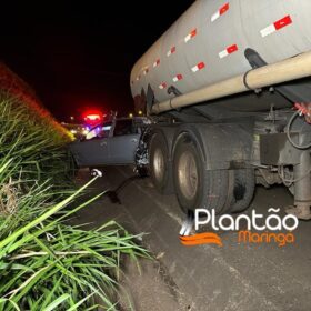 Fotos de Carro desgovernado prensa caminhoneiro contra carreta em Maringá, a vítima morreu na hora
