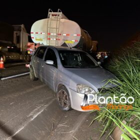 Fotos de Carro desgovernado prensa caminhoneiro contra carreta em Maringá, a vítima morreu na hora