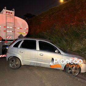 Fotos de Carro desgovernado prensa caminhoneiro contra carreta em Maringá, a vítima morreu na hora