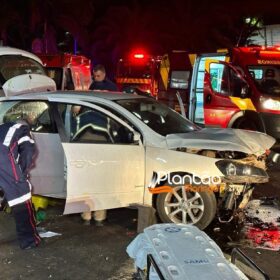 Fotos de Carro 'voa', após motorista discutir com a mãe e joga veículo contra praça em Maringá