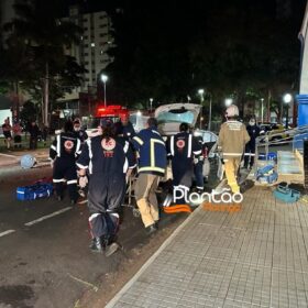 Fotos de Carro 'voa', após motorista discutir com a mãe e joga veículo contra praça em Maringá