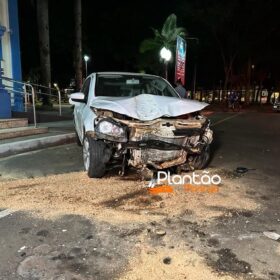 Fotos de Carro 'voa', após motorista discutir com a mãe e joga veículo contra praça em Maringá