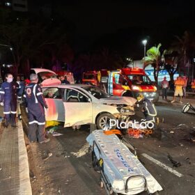 Fotos de Carro 'voa', após motorista discutir com a mãe e joga veículo contra praça em Maringá