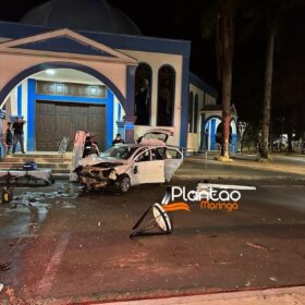 Fotos de Carro 'voa', após motorista discutir com a mãe e joga veículo contra praça em Maringá