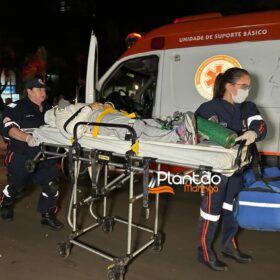 Fotos de Carro 'voa', após motorista discutir com a mãe e joga veículo contra praça em Maringá