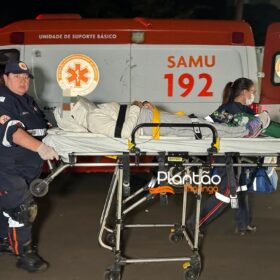 Fotos de Carro 'voa', após motorista discutir com a mãe e joga veículo contra praça em Maringá