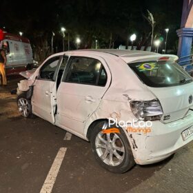 Fotos de Carro 'voa', após motorista discutir com a mãe e joga veículo contra praça em Maringá