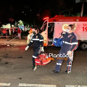 Fotos de Carro 'voa', após motorista discutir com a mãe e joga veículo contra praça em Maringá