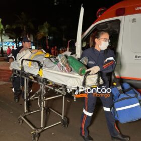 Fotos de Carro 'voa', após motorista discutir com a mãe e joga veículo contra praça em Maringá