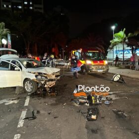 Fotos de Carro 'voa', após motorista discutir com a mãe e joga veículo contra praça em Maringá