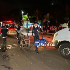 Fotos de Carro 'voa', após motorista discutir com a mãe e joga veículo contra praça em Maringá