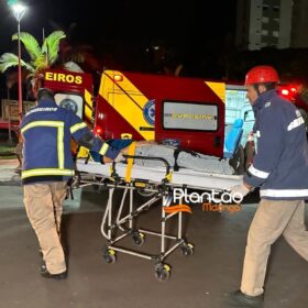 Fotos de Carro 'voa', após motorista discutir com a mãe e joga veículo contra praça em Maringá