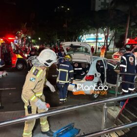 Fotos de Carro 'voa', após motorista discutir com a mãe e joga veículo contra praça em Maringá