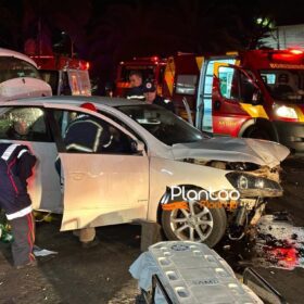 Fotos de Carro 'voa', após motorista discutir com a mãe e joga veículo contra praça em Maringá