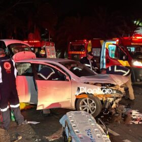 Fotos de Carro 'voa', após motorista discutir com a mãe e joga veículo contra praça em Maringá