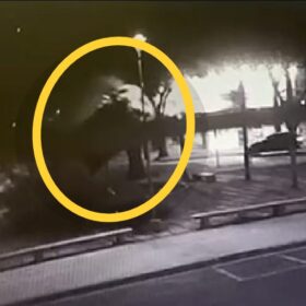 Fotos de Carro 'voa', após motorista discutir com a mãe e joga veículo contra praça em Maringá
