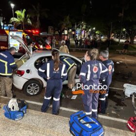 Carro 'voa', após motorista discutir com a mãe e joga veículo contra praça em Maringá Foto 1 Fotos de Carro 'voa', após motorista discutir com a mãe e joga veículo contra praça em Maringá