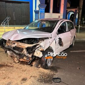 Fotos de Carro 'voa', após motorista discutir com a mãe e joga veículo contra praça em Maringá