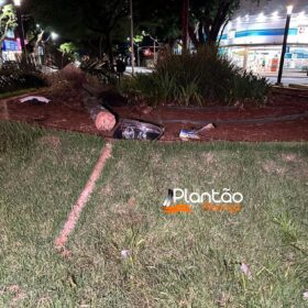 Fotos de Carro 'voa', após motorista discutir com a mãe e joga veículo contra praça em Maringá
