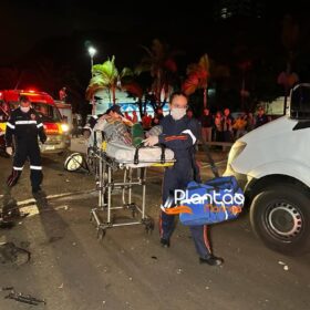 Fotos de Carro 'voa', após motorista discutir com a mãe e joga veículo contra praça em Maringá