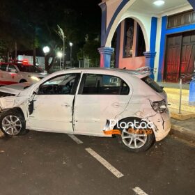 Fotos de Carro 'voa', após motorista discutir com a mãe e joga veículo contra praça em Maringá