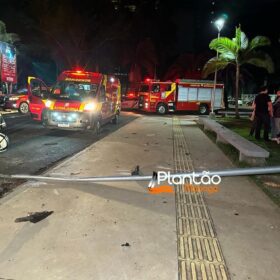 Fotos de Carro 'voa', após motorista discutir com a mãe e joga veículo contra praça em Maringá