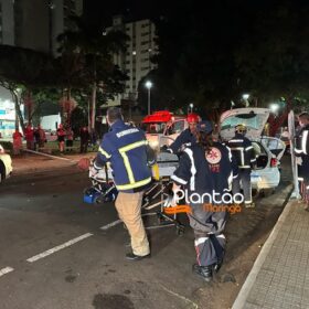 Fotos de Carro 'voa', após motorista discutir com a mãe e joga veículo contra praça em Maringá