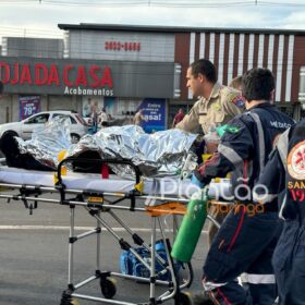 Garçom é intubado após cair de caminhão enquanto pegava rabeira em Maringá Foto 1 Fotos de Garçom é intubado após cair de caminhão enquanto pegava rabeira em Maringá