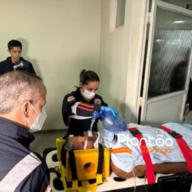 Fotos de Câmera registra homem sendo brutalmente agredido em Sarandi; a vítima permanece em coma induzido