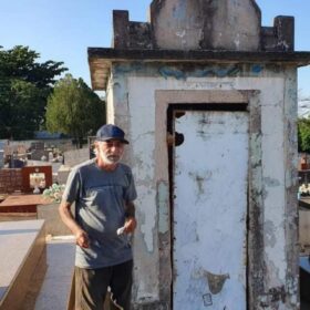 Fotos de Homem que morou por 12 anos em cemitério de Marialva é intubado após incêndio 