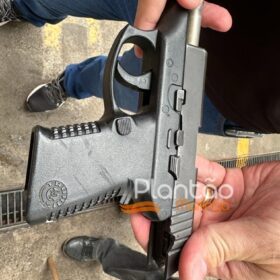 Fotos de Câmera registra momento em que homem é preso com pistola em posto de combustível em Maringá