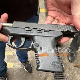 Fotos de Câmera registra momento em que homem é preso com pistola em posto de combustível em Maringá