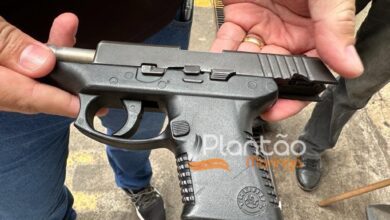 Fotos de Homem tenta sacar pistola para policiais civis em posto de combustível em Maringá