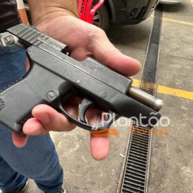 Fotos de Câmera registra momento em que homem é preso com pistola em posto de combustível em Maringá