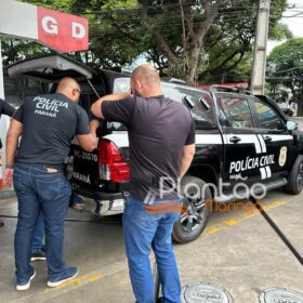 Fotos de Câmera registra momento em que homem é preso com pistola em posto de combustível em Maringá