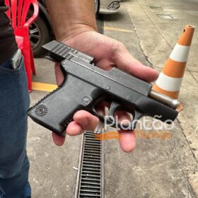Fotos de Câmera registra momento em que homem é preso com pistola em posto de combustível em Maringá