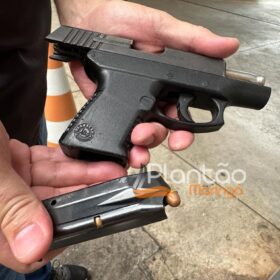 Fotos de Câmera registra momento em que homem é preso com pistola em posto de combustível em Maringá