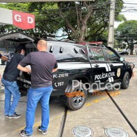 Fotos de Câmera registra momento em que homem é preso com pistola em posto de combustível em Maringá