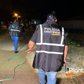 Fotos de Homem vai atender chamado na porta de casa e é assassinado a tiros