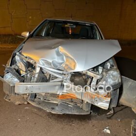 Fotos de Carro invade preferencial e causa grave acidente em Maringá