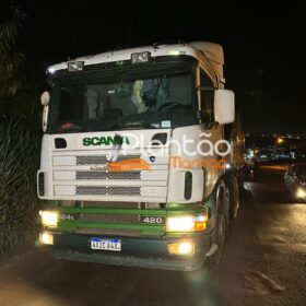 Motociclista morre após bater em caminhão e depois ser atropelado por outros veículos em Maringá Foto 4 Fotos de Motociclista morre após bater em caminhão e depois ser atropelado por outros veículos em Maringá