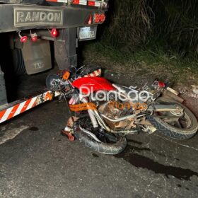 Motociclista morre após bater em caminhão e depois ser atropelado por outros veículos em Maringá Foto 6 Fotos de Motociclista morre após bater em caminhão e depois ser atropelado por outros veículos em Maringá