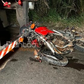 Motociclista morre após bater em caminhão e depois ser atropelado por outros veículos em Maringá Foto 7 Fotos de Motociclista morre após bater em caminhão e depois ser atropelado por outros veículos em Maringá